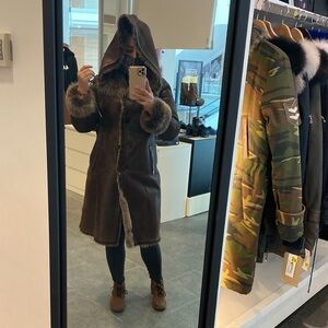 ALPACA Shearling Coat Dark Brown w/Plush Fur Trim. 
size 2XL but fits a Medium